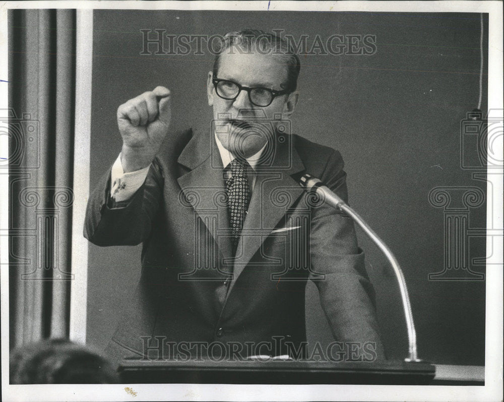 1975 Press Photo Homewood James Lynch Jeers Board RTA Illinois Center Gulf RR - Historic Images