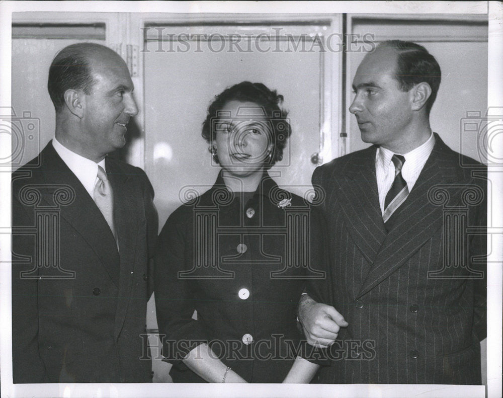 1954 Press Photo King Umberto pose Daughter Maria Prince Alexander Yugoslavia - Historic Images