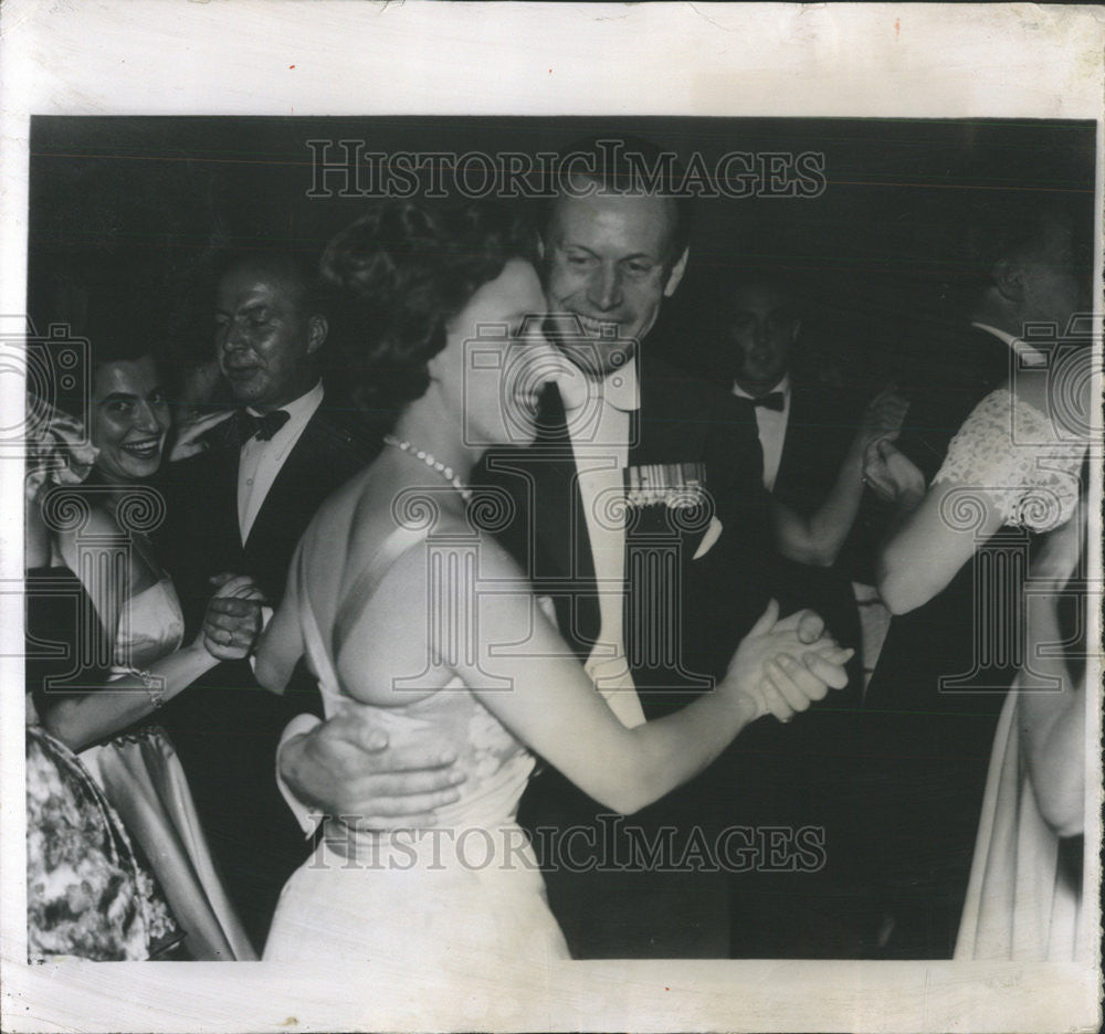 1957 Press Photo Dancing Merrily Princess Margaret Queen Elizabeth Gerard Leigh - Historic Images