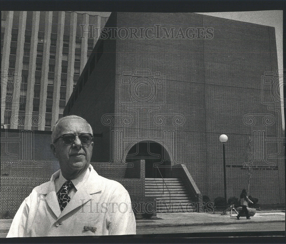 1977 Press Photo John Marbarger University Illinois West Side Medical Center - Historic Images