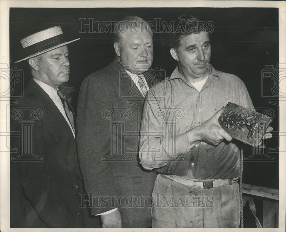 1949 Press Photo Detroit Police Crime Lab Official LeRoy Marston - Historic Images