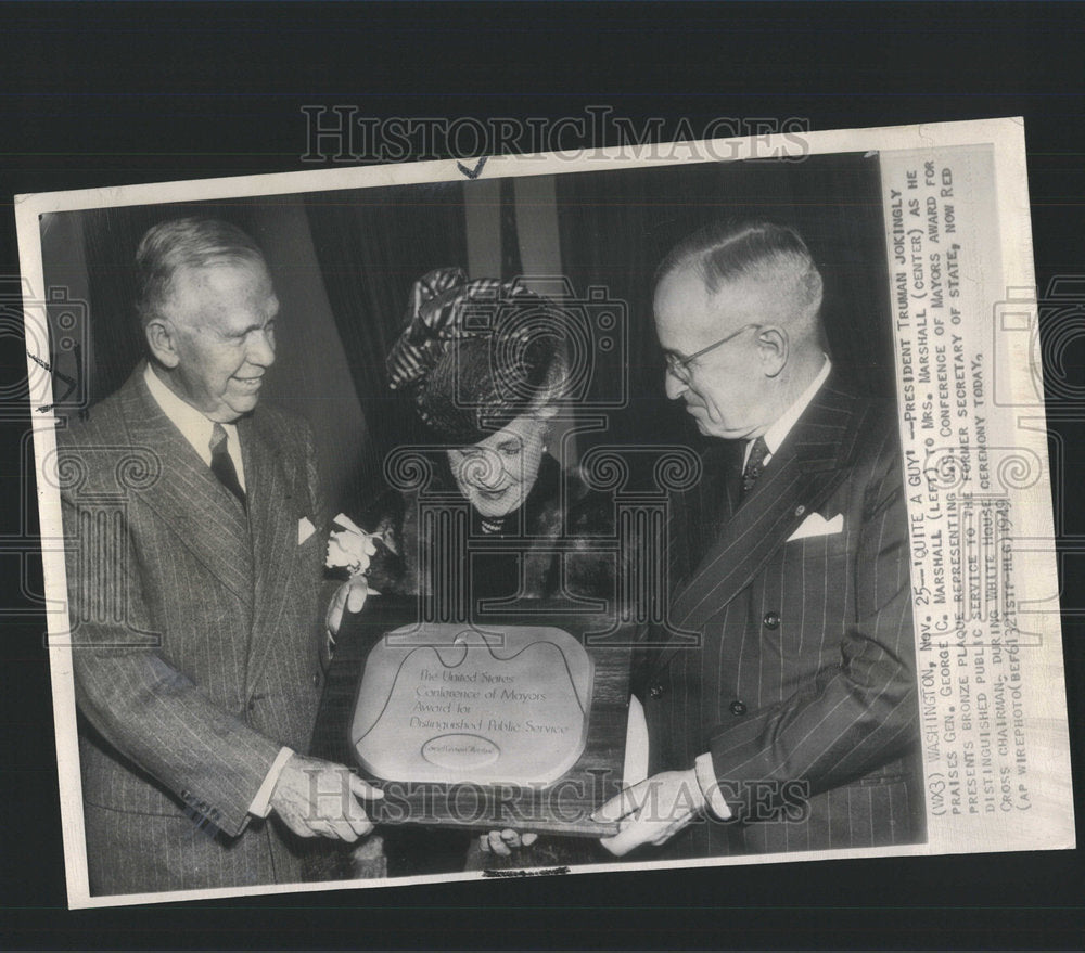 1949 Press Photo President Truman with General George C. Marshall and Mrs. Marsh - Historic Images