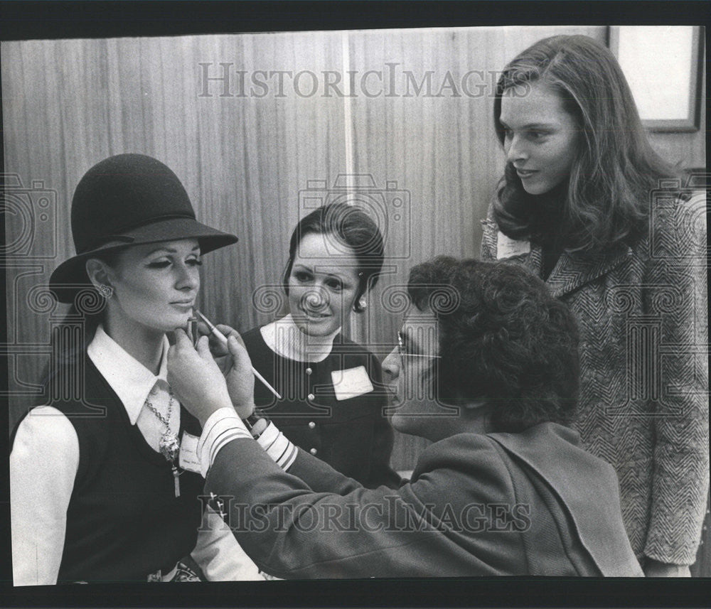 1972 Press Photo Chicago Makeup Man Robert Marc - Historic Images