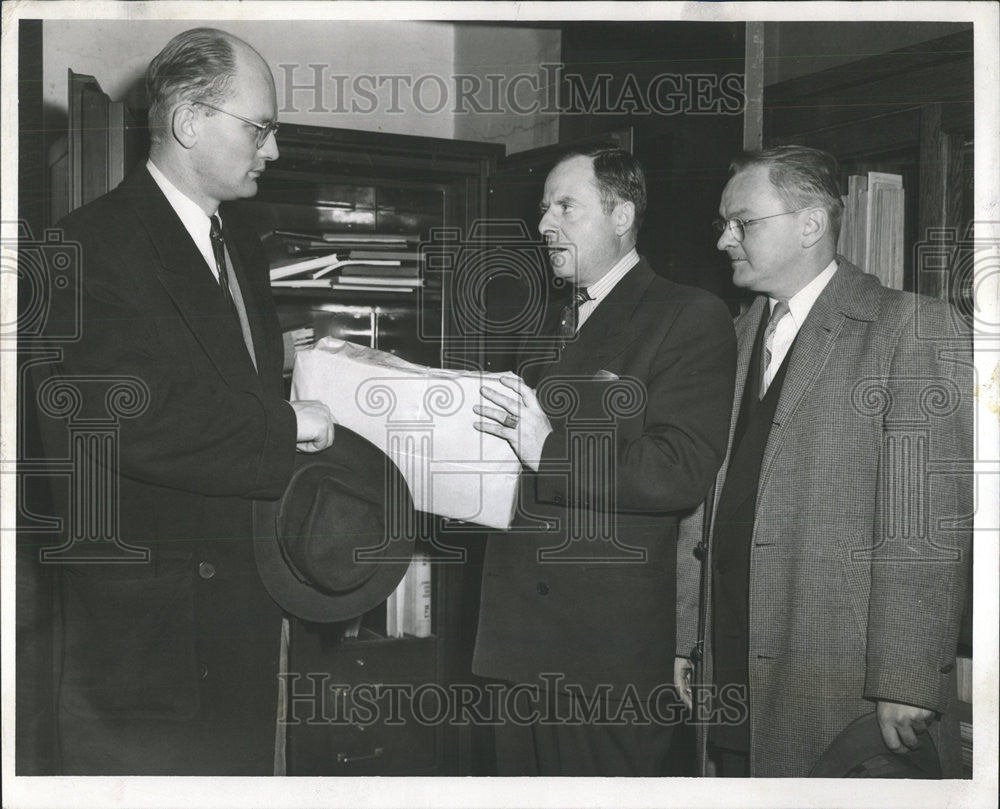 1954 Press Photo Ted Marcantelli Robert Bremmer Reank Richter Deputy Clerk Court - Historic Images