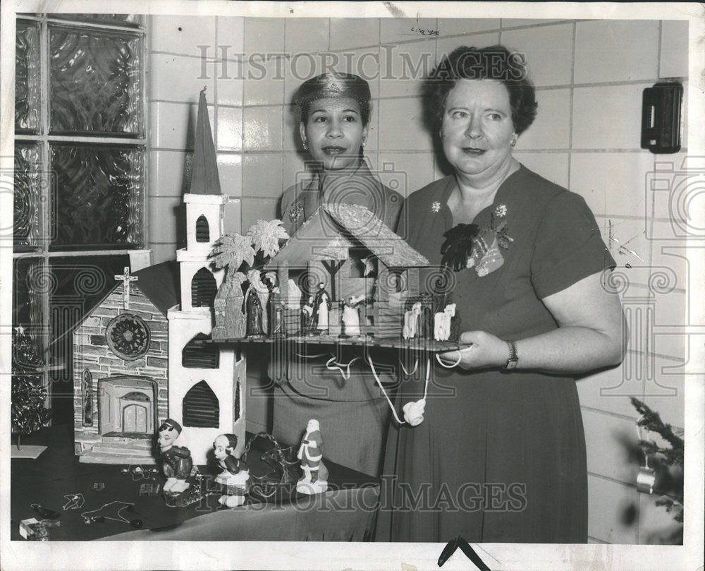 1954 Press Photo Christmas handicraft project Claire Elizabeth Lee Gwendolyn art - Historic Images