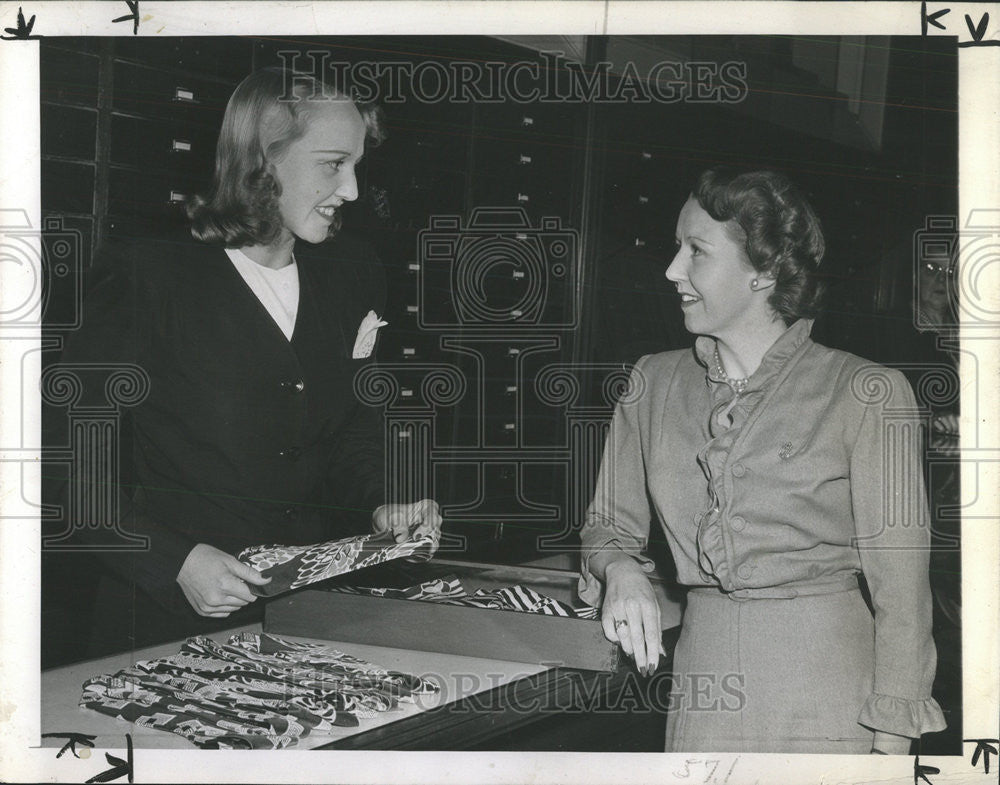 1944 Press Photo Lee sister Jane Katherine girl pine Hollywood New York store - Historic Images