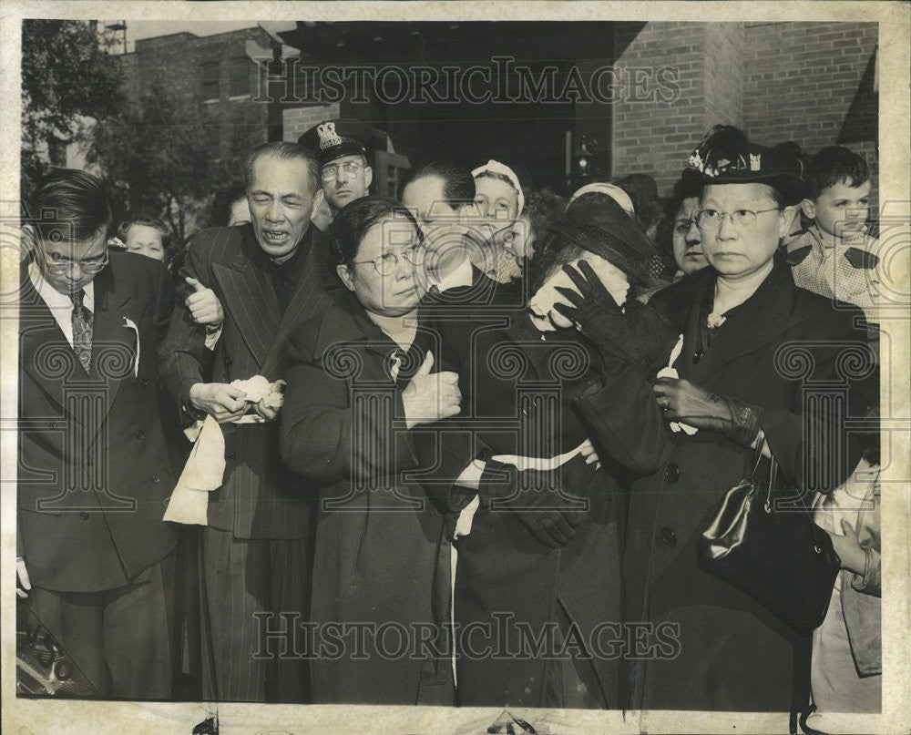1952 Press Photo Widow church friends relative march Harry Lee funeral chinatown - Historic Images