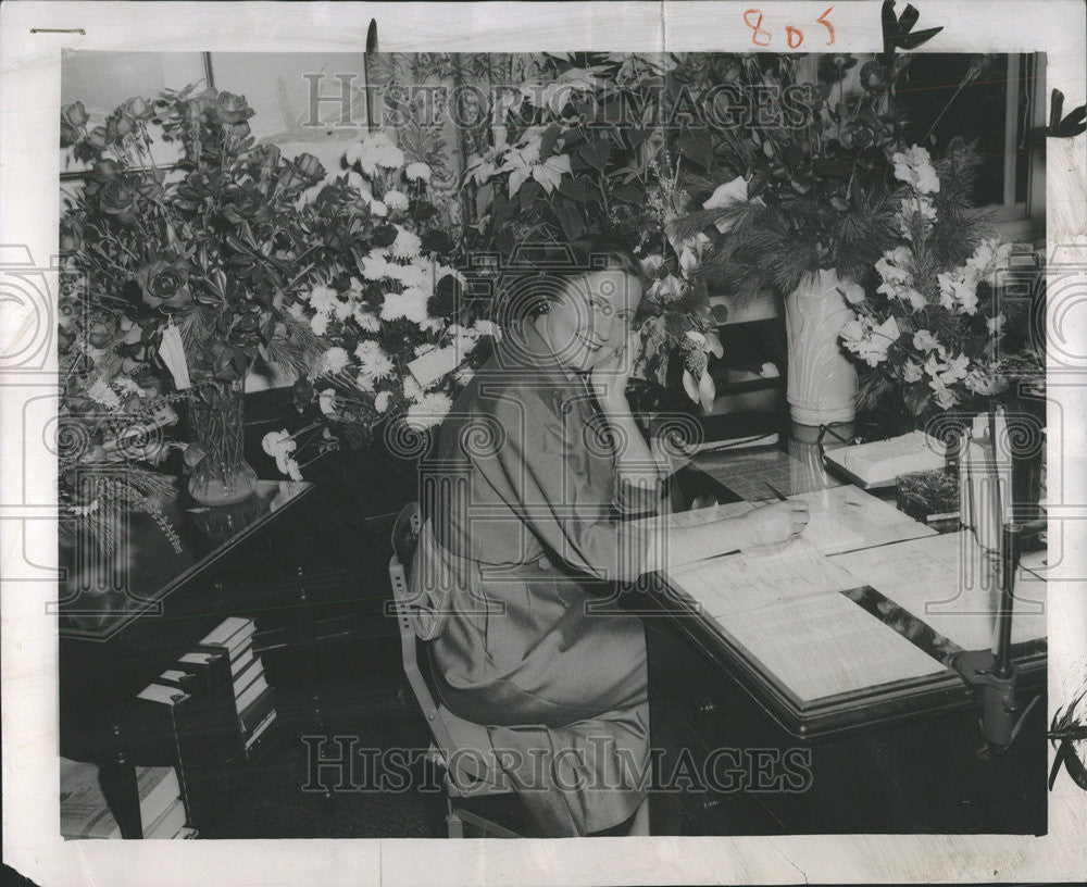 1954 Press Photo Kathryn E Lee Asisstant CS Young Federal Reserve Bank Chicago - Historic Images