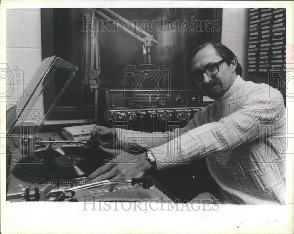 1986 Press Photo Downers Grove High School Wayne disc jockey music rock student - Historic Images