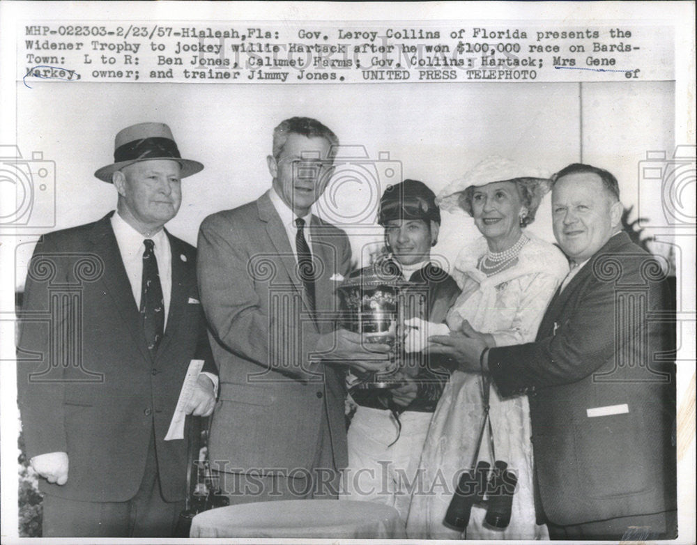 1957 Press Photo Leroy Collins Florida Trophy Jockey Willie Hartack Ben Jones - Historic Images