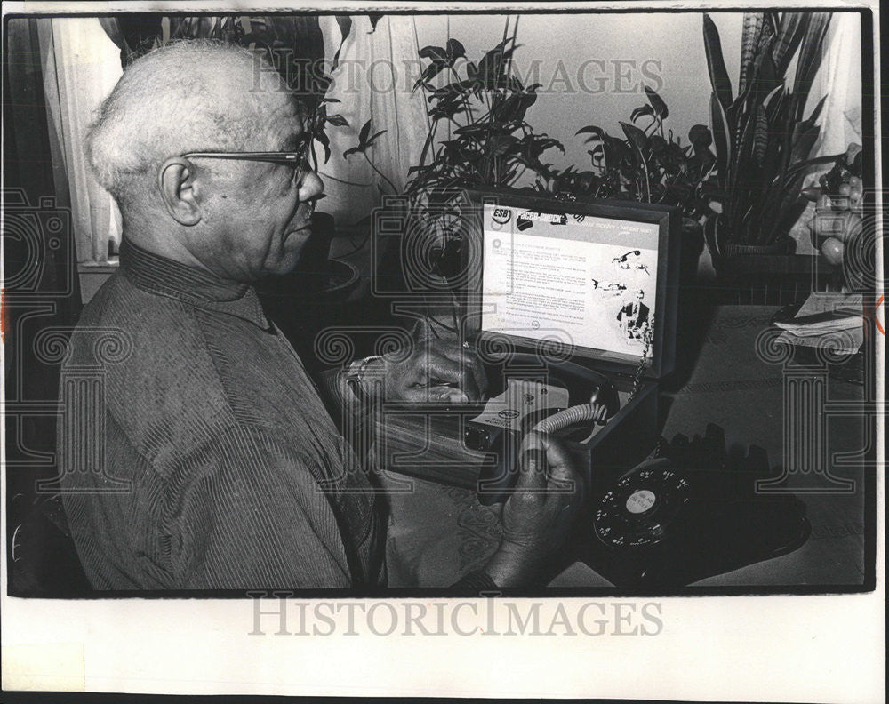 1972 Press Photo Gussery Markey Year Sit Home Pacemaker Test Box Grip Hospital - Historic Images