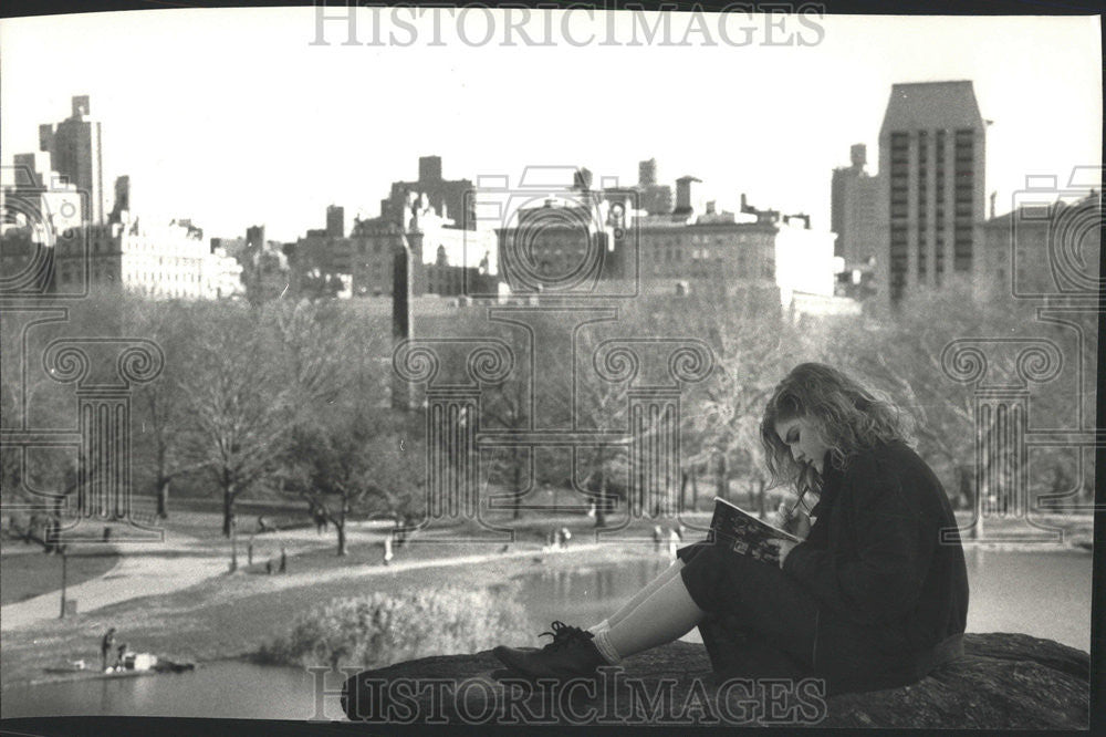 1985 Press Photo Amy Martin enjoy creative atmosphere New York Central Park lake - Historic Images