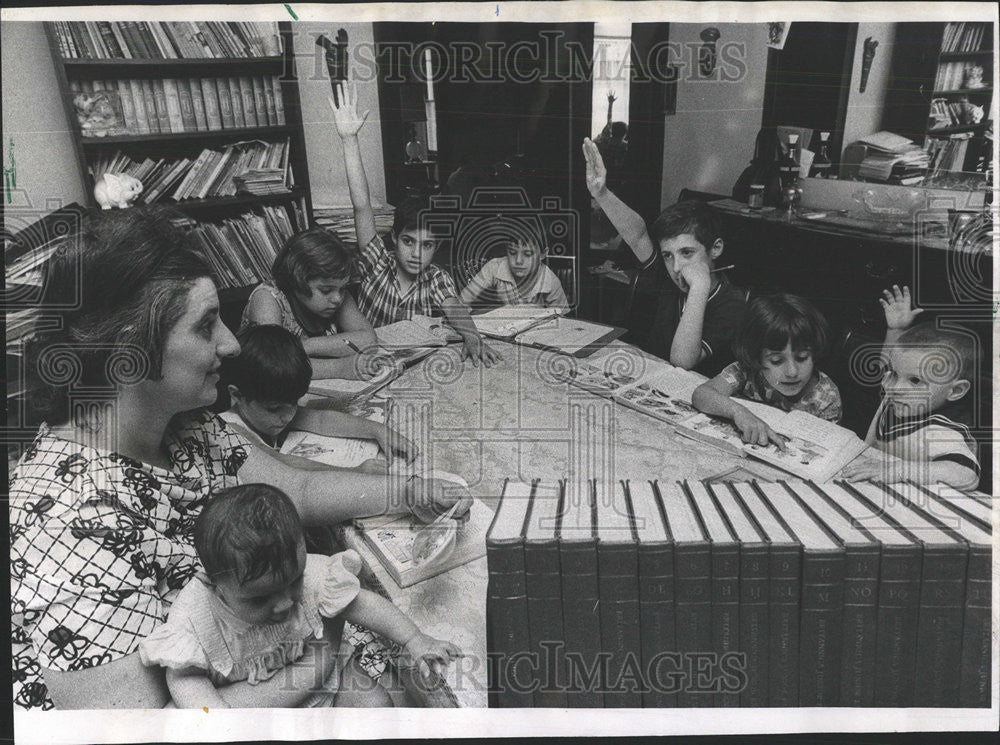1970 Press Photo Mrs Harry Marines Blue Island home Penelope baby teach lesson - Historic Images