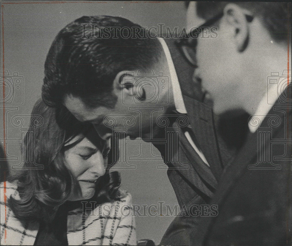 1968 Press Photo Mrs Ethyl Marin sobbing Felony Court Yard lawyer husband - Historic Images