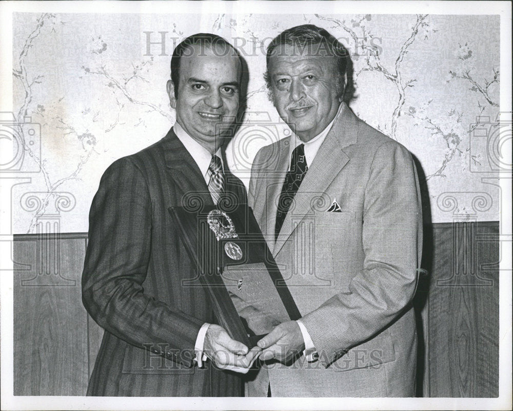 1971 Press Photo Chief Barker Henry Markbreit Club Illinois Tent Second Award - Historic Images