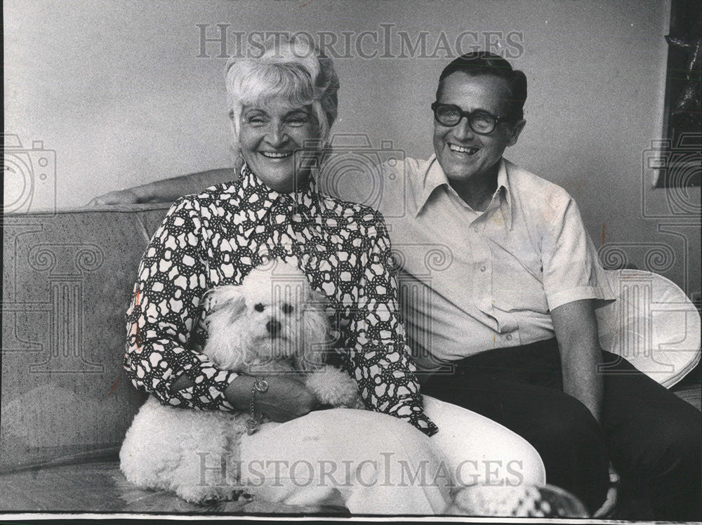 1974 Press Photo Happy Lottery Winner Mr Mrs Joseph Mariane Morton Grove Plan - Historic Images