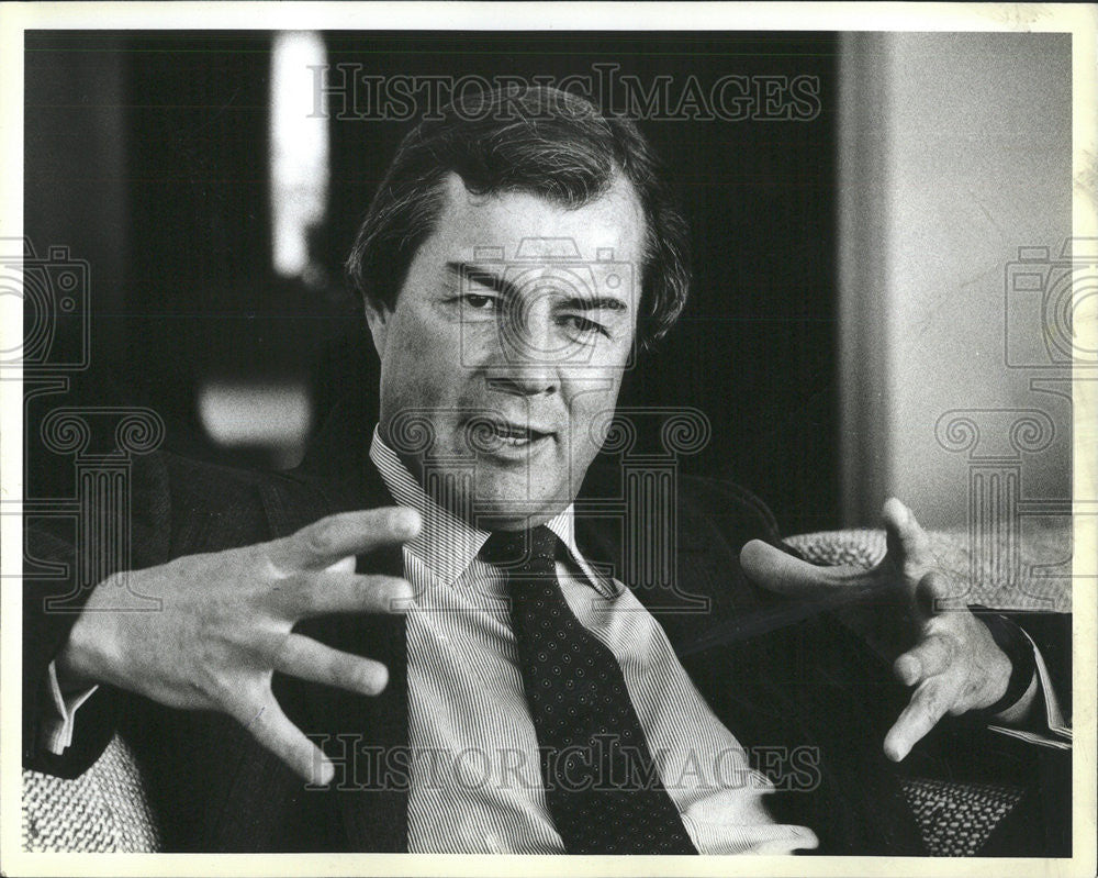 1984 Press Photo Executive Vernon Loucks Interview Businessman Deer Field - Historic Images