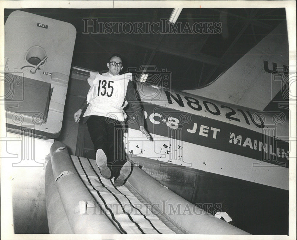 1964 Press Photo Daily News Reporter Michael Lottman Evacuation Demonstration - Historic Images