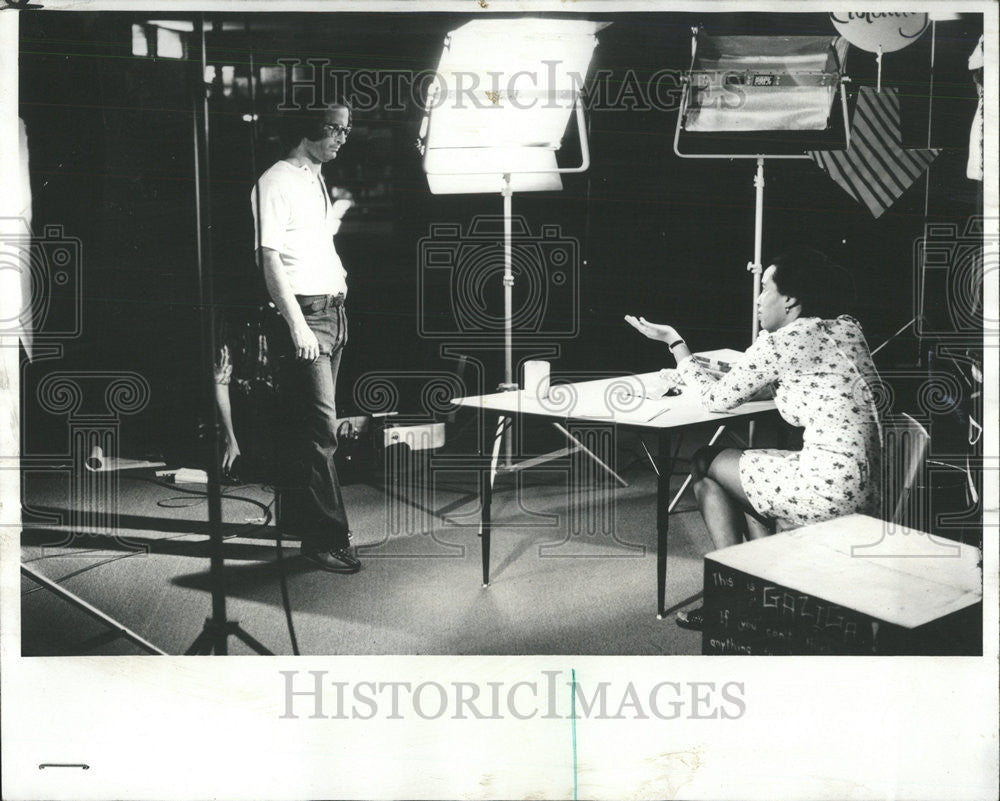 1974 Press Photo Filmmaker Anthony Oak Park Janet Wells black teacher Chicago - Historic Images