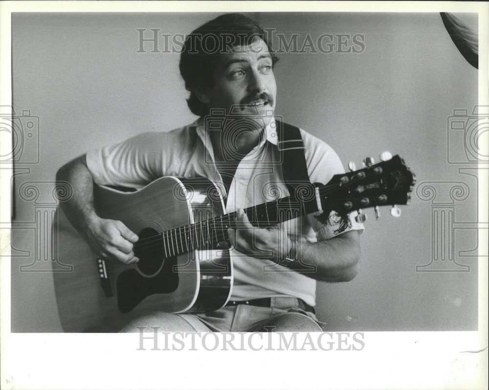 1983 Press Photo Jeff Jacobs guitarist musician song stage performance - Historic Images