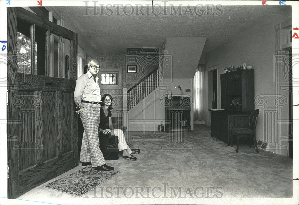 1978 Press Photo John Laurie Jachos Interior Exterior Barrington Home Work Money - Historic Images