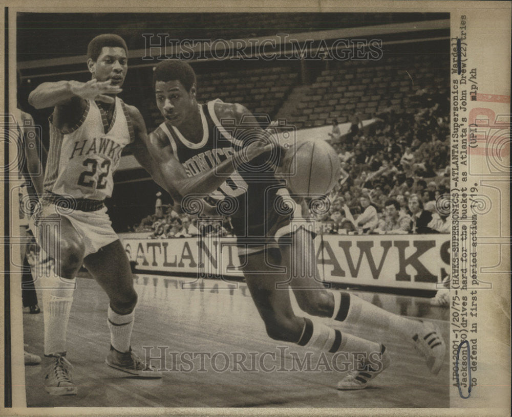 1975 Press Photo Supersonic Wardell Jackson Atlanta John Drew bucket - Historic Images