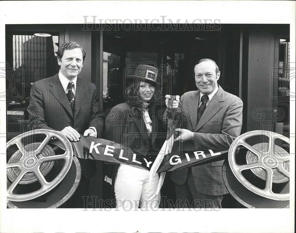 1973 Press Photo Temporary Leprechaun New Kelly Girl Office Playboy Building - Historic Images