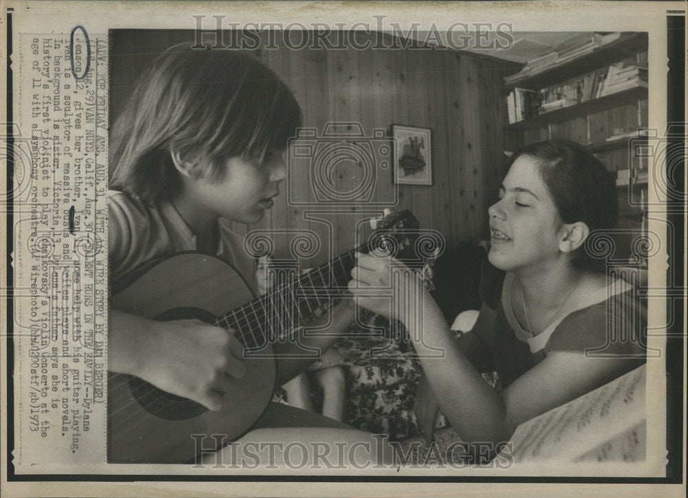 1973 Press Photo Dylana Jenson Gives her Brother Ivan Helping Playing Guitar - Historic Images