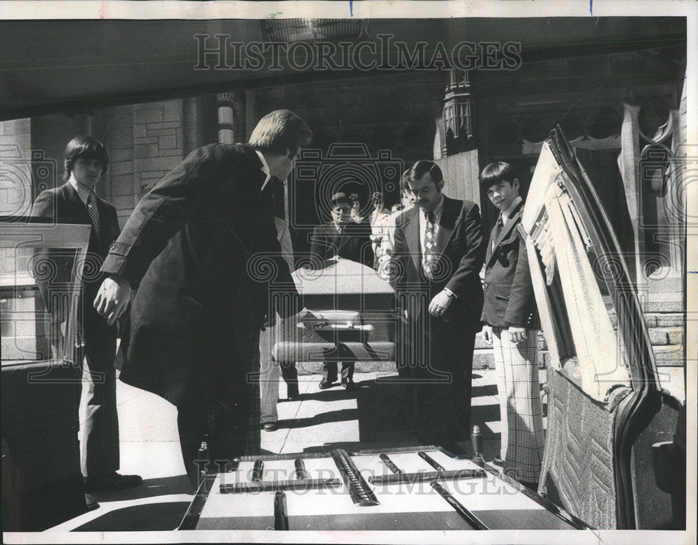 1974 Press Photo Donald Jent Priest Chaplain Loyola University Funeral Service - Historic Images