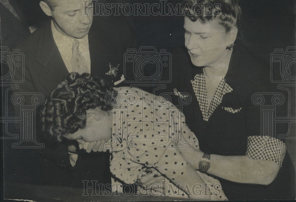 1946 Press Photo Bailiff Joseph McLaughlin Mrs. Lilliam Lucas - Historic Images