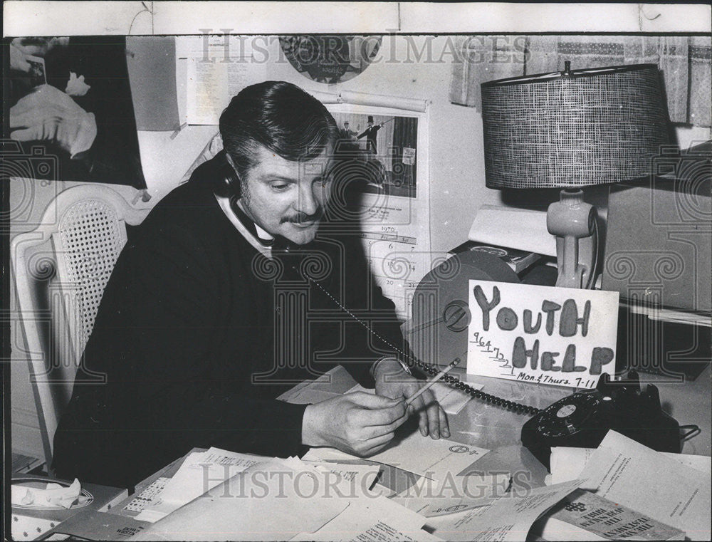 1974 Press Photo Listen Problem Lead Solution Jack Lundin Grove Telephone Center - Historic Images