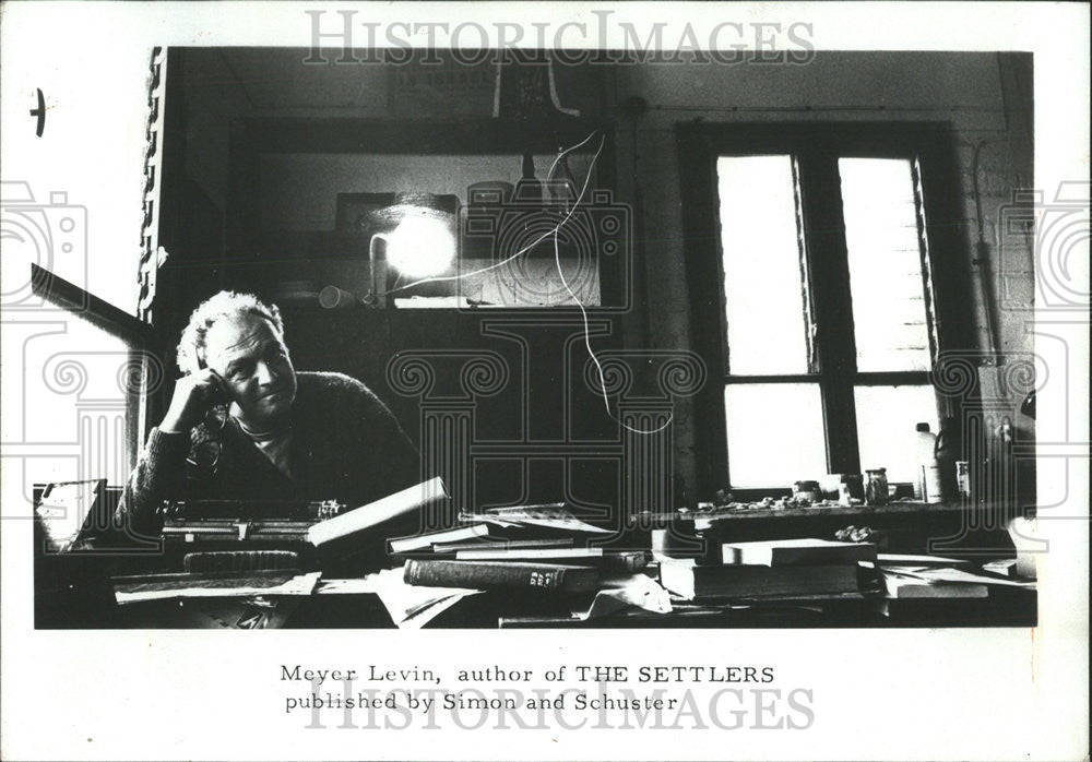 1972 Press Photo Mayer Levin author Settlers workroom - Historic Images