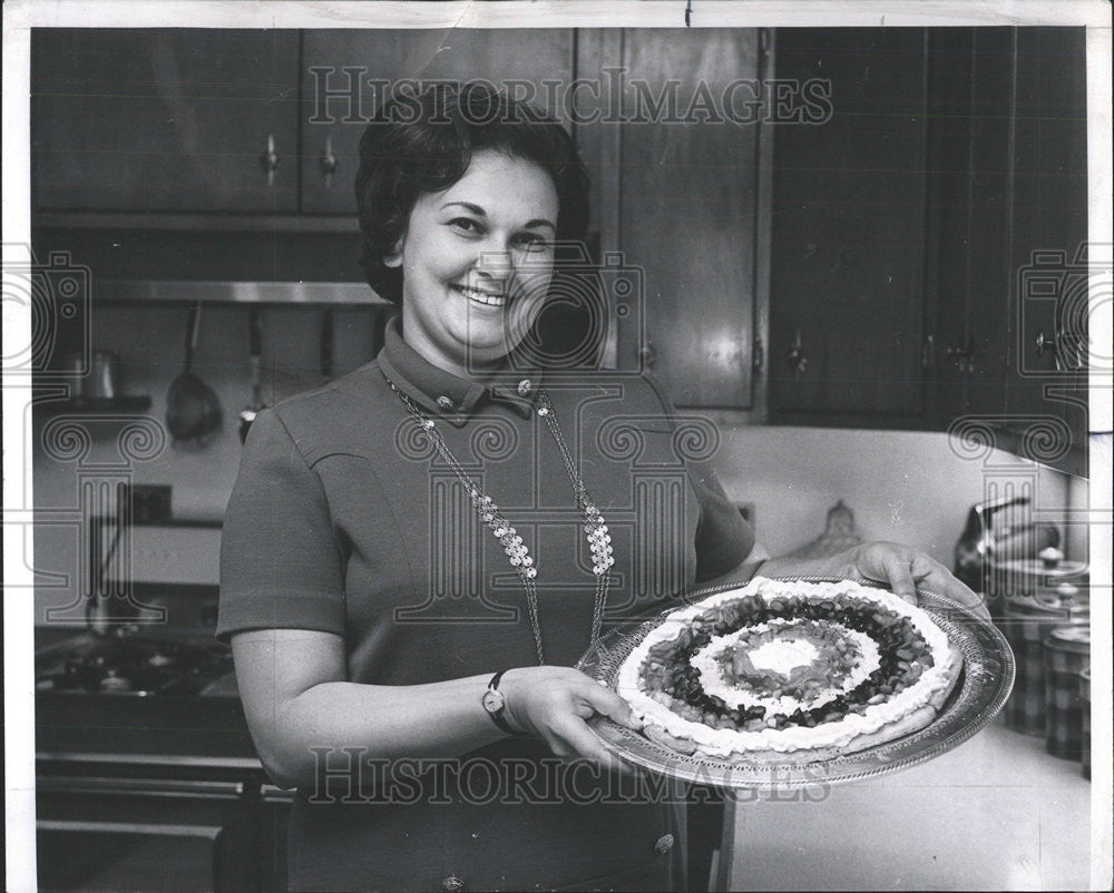 1970 Press Photo Donna Levin dishes Scandinavian hostess winner pie Joel room - Historic Images