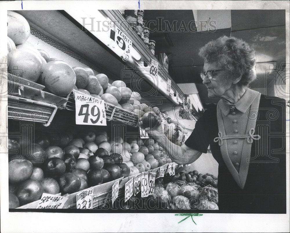 1976 Press Photo Evelyn Levinson local market apples cake - Historic Images