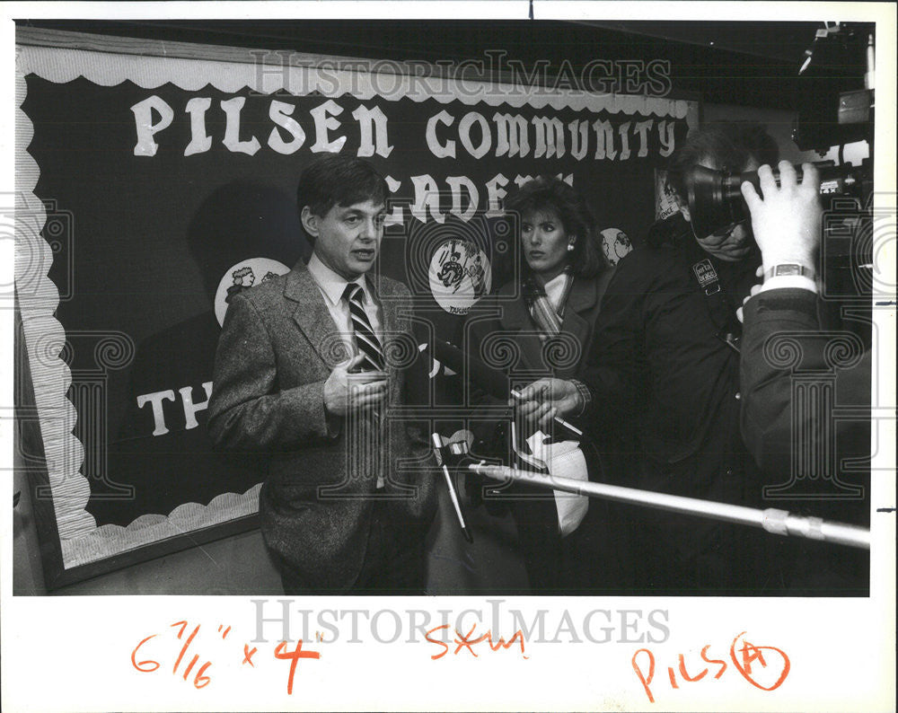 1987 Press Photo Principal William Levin explain Pilsen Academy AIDS education - Historic Images