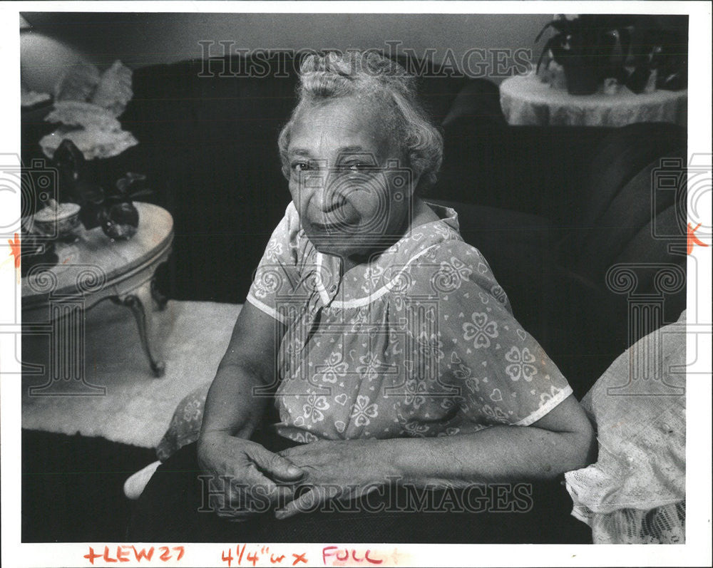 1992 Press Photo Blanche Lewis retire teacher Blue Cross health insurance - Historic Images
