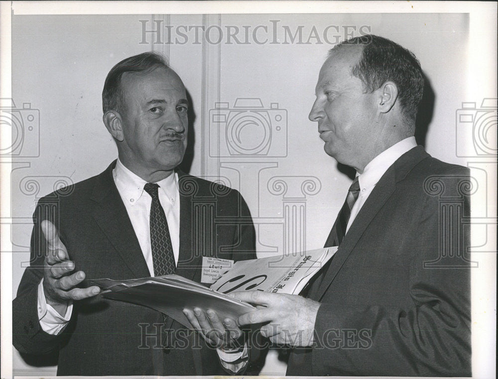 1964 Press Photo Boyd Lewis president Newspaper Enterprises Assn Fred Hughes - Historic Images