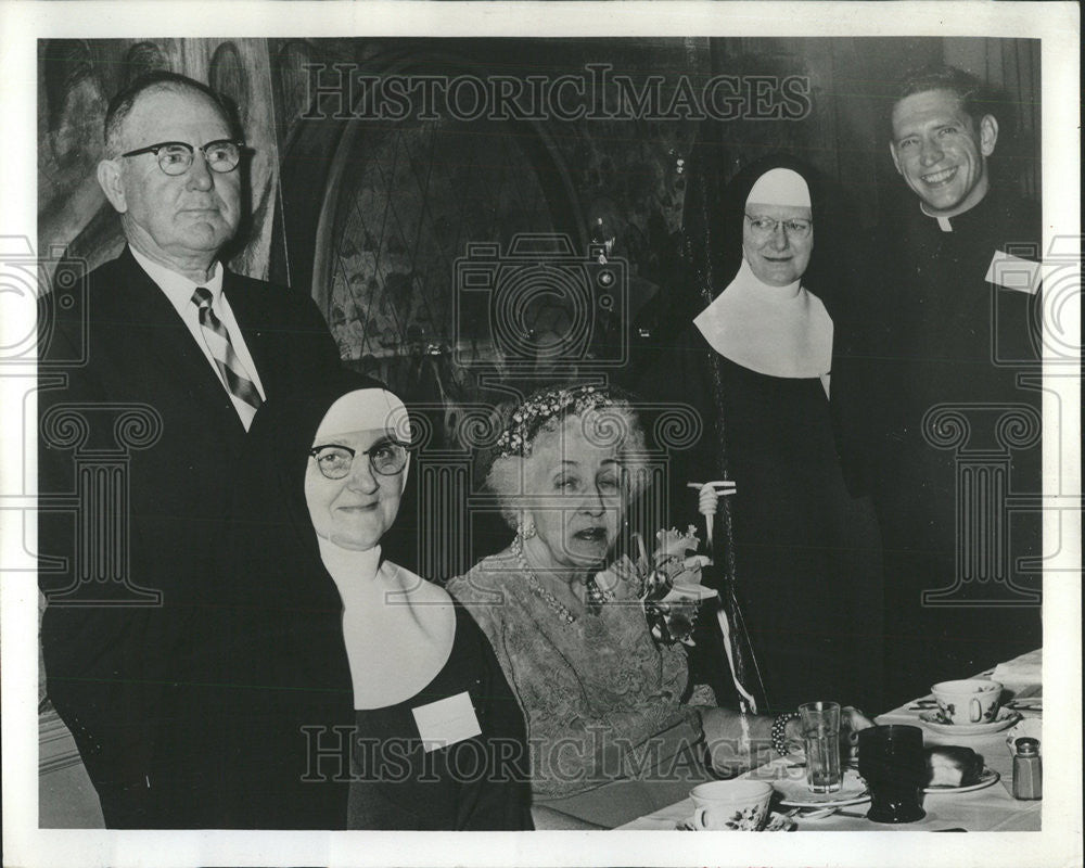 Press Photo Art Ward, Sister Clare Mrs Frank Lewis Sister Joseph Father Nivard - Historic Images