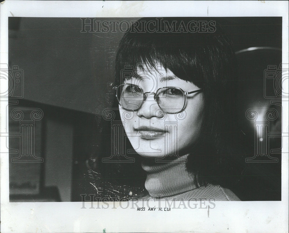 1974 Press Photo Amy H.Lui Designer of Dickens Design Group. - Historic Images