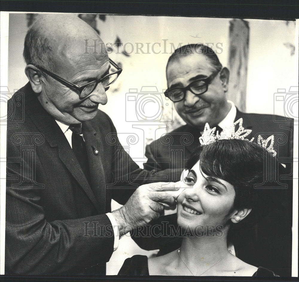 1966 Press Photo Linda Lucatorto Jerker Combines Crown Columbus Day Parade - Historic Images