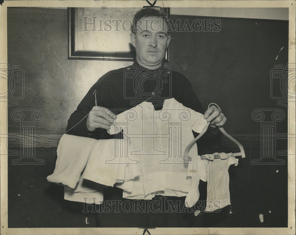 1937 Press Photo Walter Jones policeman clothes baby Diane Lucas kidnapped - Historic Images