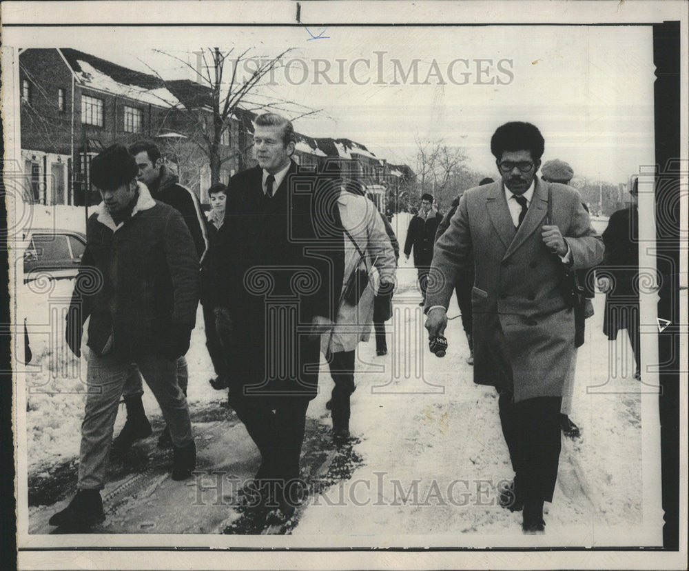 1969 Press Photo Mayor John Lindsay Center Walk Bareheaded Member Task Force - Historic Images