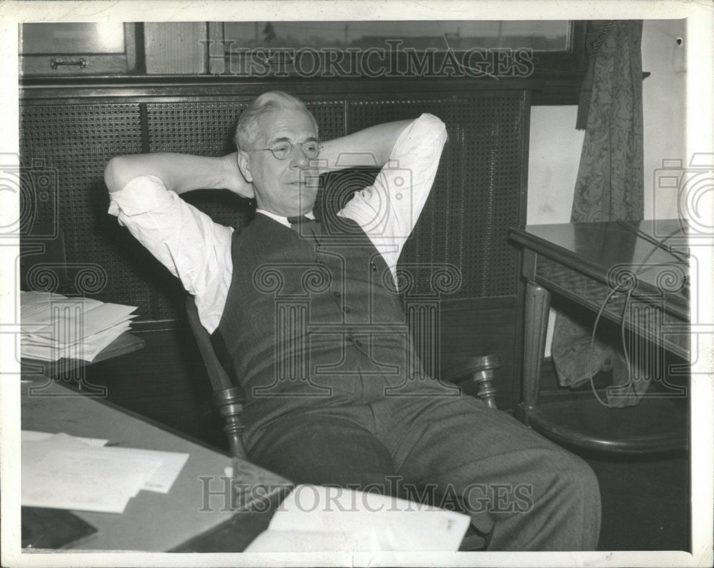 1943 Press Photo Lincoln Electronic Company Cleveland President Sleeves  Shirt - Historic Images