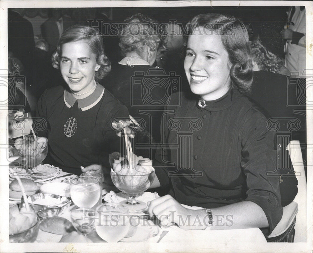 1952 Press Photo Gwen Osborne Import Show Blackstone Hotel Marshall Field &amp; Co. - Historic Images