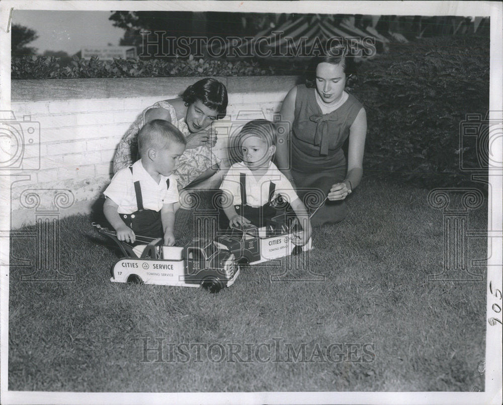 1958 Press Photo Mrs. John Prosser Mrs. Loomis Lincoln Sons David Lawrence - Historic Images