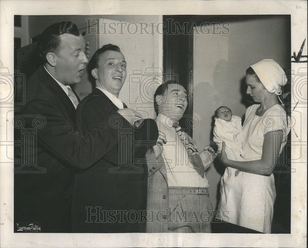 1949 Press Photo Lind Brothers Chicago Theatre Daughter Brother Murray Pearl - Historic Images