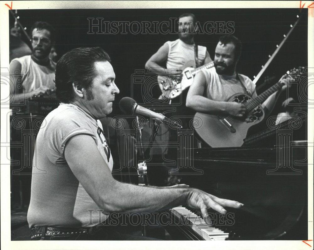 1981 Press Photo Mickey Leroy Gilley music singer Room Full Jimmy Swaggart Roses - Historic Images