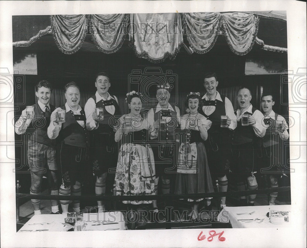 1953 Press Photo Waiters Hal Weasel Gilles Duchess Beer comic singing German - Historic Images