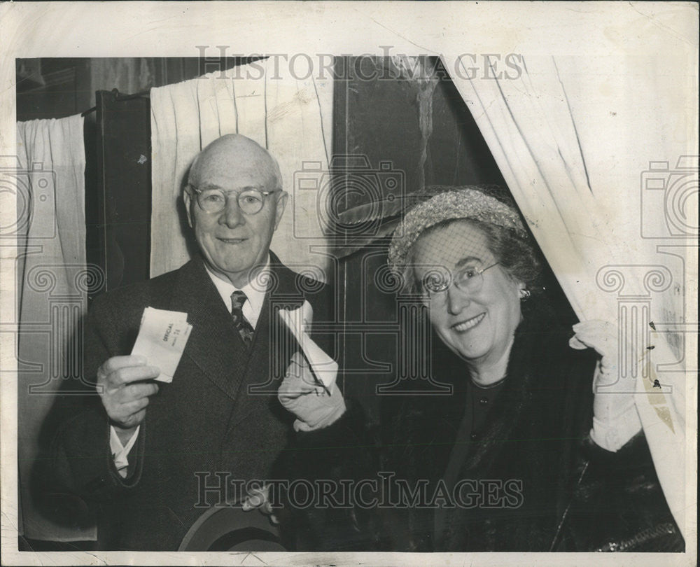 1951 Press Photo Joseph Gill Cook County Democratic Ruth Sheridan voting booth - Historic Images