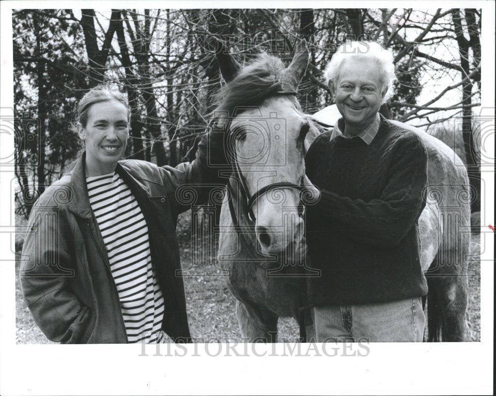 1994 Press Photo Lederman wife Ellen horse farmhouse Fermillab ground Batavia - Historic Images